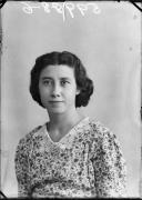 Ripresa in studio. Ritratto di una donna. Informazioni nel registro (nr. 4): Bonaldo Giulia