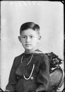 Ripresa in studio. Ritratto di un bambino. Informazioni nel registro (nr. 4): Bonaldo Armanda