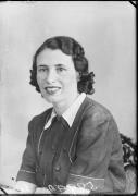 Ripresa in studio. Ritratto di una donna. Informazioni nel registro (nr. 4): Kostler Eliß