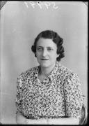 Ripresa in studio. Ritratto di una donna. Informazioni nel registro (nr. 4): Simson Magnus Marga