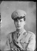 Ripresa in studio. Ritratto di un uomo in divisa. Informazioni nel registro (nr. 4): S.Ten Pianese Mario