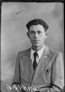 Ripresa in studio. Ritratto di un uomo. Informazioni nel registro (nr. 4): Berardo Vittorino