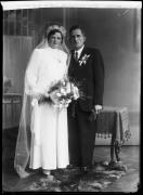 Ripresa interno. Ritratto di un uomo e una donna con un mazzo di fiori. Informazione nel registro [nr. 4]: Prast Hans Haller