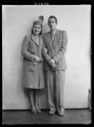 Ripresa in studio. Ritratto di gruppo di una donna e un uomo. Informazione nel registro [nr. 4]: Donati Gino