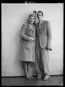 Ripresa in studio. Ritratto di gruppo di una donna e un uomo. Informazione nel registro [nr. 4]: Donati Gino