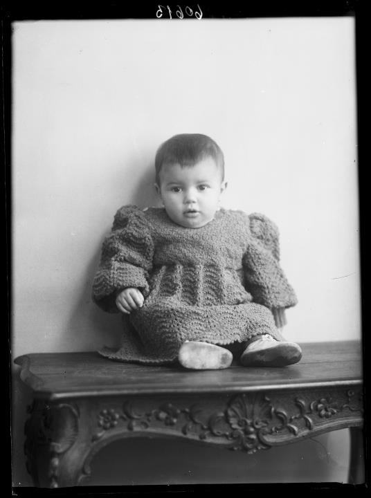 Studioaufnahme. Porträt eines Kleinkinds. Information im Register [Nr. 4]: Cavada Laura