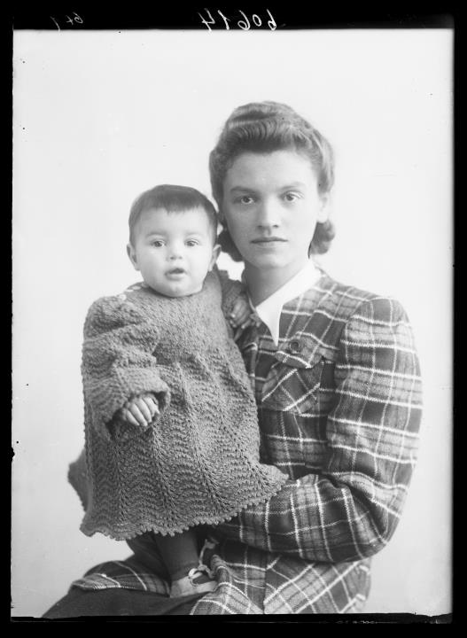 Studioaufnahme. Gruppenporträt einer Frau mit Kleinkind. Information im Register [Nr. 4]: Cavada Laura, assieme