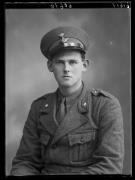 Ripresa in studio. Ritratto di un soldato in uniforme.  Informazione nel registro [nr. 4]:  Eisenstecken Alois, susitenza