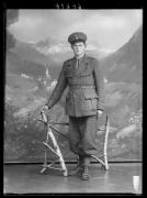 Ripresa in studio. Ritratto di un soldato in uniforme.  Informazione nel registro [nr. 4]:  Eisenstecken Alois, susitenza