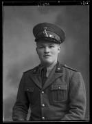 Ripresa in studio. Ritratto di un soldato in uniforme.  Informazione nel registro [nr. 4]:  Eisenstecken Alois, susitenza
