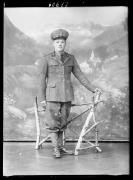 Ripresa in studio. Ritratto di un soldato in uniforme. Informazione nel registro [nr. 4]:  Eisenstecken Alois, susitenza