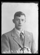 Ripresa in studio. Ritratto di un uomo. Informazione nel registro [nr. 4]: Cainelli Ettore