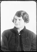 Ripresa in studio. Ritratto di una donna. Informazioni nel registro (nr. 4): Schrott Paula, (Liebl)