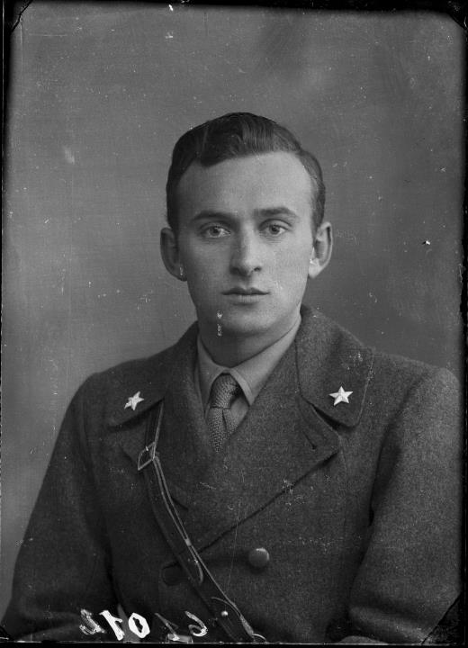 Studioaufnahme. Porträt eines Mannes in Uniform. Information im Register (Nr. 4): Ten. Milanesi Enrico
