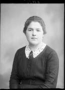 Ripresa in studio. Ritratto di una donna. Informazioni nel registro (nr. 4): Krumer Martha, Valdagno, Werbergal, posta Branzollo, Prov. Trento