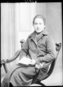 Ripresa in studio. Ritratto di una donna. Informazioni nel registro (nr. 4): Thaler Anna, beim Oberkor, Novale, Val d´Ega