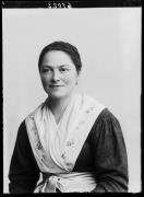 Ripresa in studio. Ritratto di una donna in costume regionale. Informazione nel registro  (n. 4): Göller Anna