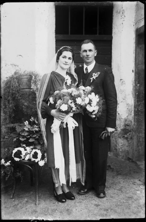 Außenaufnahme. Gruppenporträt eines Mannes und einer Frau. Information im Register (Nr. 4): Orion Anton Hochzeit