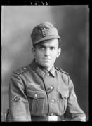 Ripresa in studio. Ritratto di un soldato in uniforme. Informazione nel registro (n. 4): Dalvai Anton