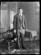 Ripresa in studio. Ritratto di un uomo. Informazione nel registro (n. 4): Perkmann Johann, bei Joh. Brugger, Gar[…]segg, Monte Trina, Sarnthein