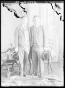 Ripresa in studio. Ritratto di gruppo di due uomini. Informazione nel registro (n. 4): Perkmann Alois + Johann, bei Joh. Brugger, Gar[…]segg, Monte Trina, Sarnthein