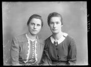 Ripresa in studio. Ritratto di gruppo di due donne. Informazione nel registro (n. 4): Gschnell Zilli + Bologna Hedwig