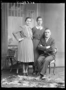 Ripresa in studio. Ritratto di gruppo: due donne, un uomo. Informazione nel registro (n. 4): Gschnell Zilli Gruppe 3 Personen