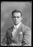 Ripresa in studio. Ritratto di un uomo. Informazione nel registro (n. 4): Dal Canale Pio