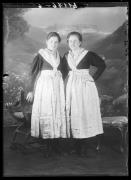 Ripresa in studio. Ritratto di gruppo di due donne. Informazione nel registro (n. 4): Locher Anna