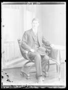 Ripresa in studio. Ritratto di un uomo. Informazione nel registro (n. 4): Mair Johann, Rambensohn, Unterinn