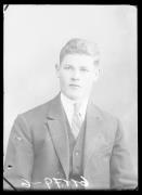 Ripresa in studio. Ritratto di un uomo. Informazione nel registro (n. 4): Mair Johann, Rambensohn, Unterinn