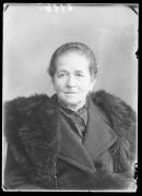 Ripresa in studio. Ritratto di una donna. Informazione nel registro (n. 4): Rössler Josefine