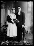 Ripresa in studio. Ritratto di gruppo di un uomo e una donna. Informazione nel registro (n. 4): Höller Josef