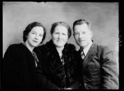 Ripresa in studio. Ritratto di gruppo di un uome e due donne. Informazione nel registro (n. 4): Plazotta [Gene…] (3 faches Brust)