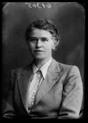 Ripresa in studio. Ritratto di una donna. Informazione nel registro (Nr. 4): Ebner Antonia, Eppan