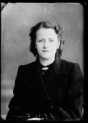 Ripresa in studio. Ritratto di una donna. Informazione nel registro (Nr. 4): Armelini Pia