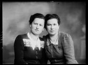 Ripresa in studio. Ritratto di gruppo di due donne. Informazione nel registro (n. 4): Meraner u. Gantioler