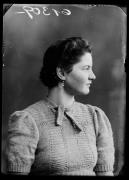 Ripresa in studio. Ritratto di una donna di profilo. Informazione nel registro (Nr. 4): Baur Karolina