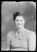 Ripresa in studio. Ritratto di una donna. Informazione nel registro (Nr. 4): Baur Karolina