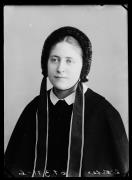 Ripresa in studio. Ritratto di una donna di profilo. Informazione nel registro (Nr. 4): Suora Lo Polito Grazia