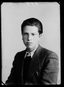 Ripresa in studio. Ritratto di un uomo. Informazione nel registro (n. 4): Zeni Antonio