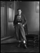 Ripresa in studio. Ritratto di un uomo in piedi. Informazione nel registro (n. 4): Ferrari Albert