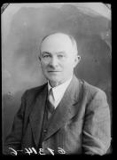 Ripresa in studio. Ritratto di un uomo. Informazione nel registro (n. 4): Meir Alois, Inspektor