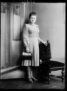 Ripresa in studio. Ritratto di una donna in piedi. Informazione nel registro (Nr. 4): Aster Rosa (Glaning)