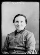 Ripresa in studio. Ritratto di una donna. Informazione nel registro (Nr. 4): Ferrarini Rosa