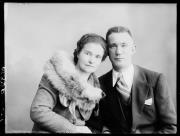 Ripresa in studio. Ritratto di gruppo di un uomo e una donna. Informazione nel registro (n. 4): Piller Alois, Soppada, Gran Villa 2 (Belluno)