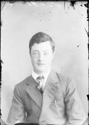 Ripresa in studio. Ritratto di un uomo. Informazioni nel registro (nr. 4): Resch Alois