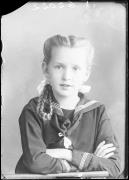 Ripresa in studio. Ritratto di una bambina. Informazioni nel registro (nr. 4): Lang Linde