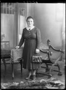 Ripresa in studio. Ritratto di una donna. Informazioni nel registro (nr. 4): Resch Rosina