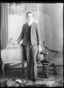 Ripresa in studio. Ritratto di un uomo. Informazioni nel registro (nr. 4): Gamper Johann